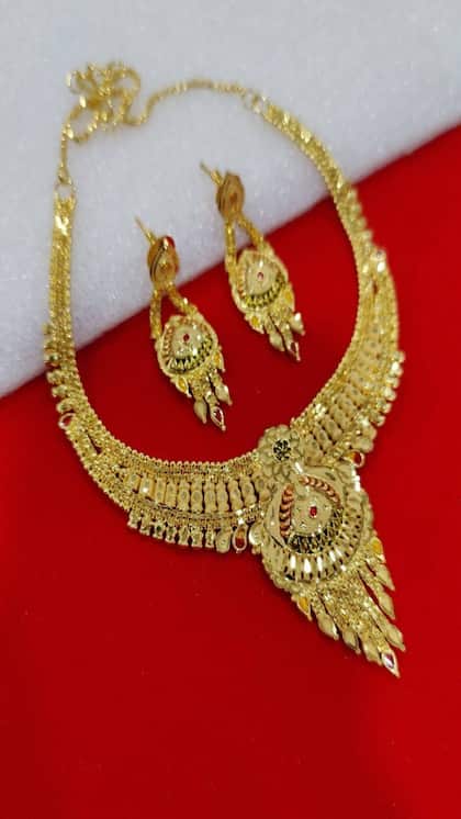 <p>మహిళలకు బంగారు నెక్లెస్ తప్పనిసరి. పెళ్లిళ్లు, పార్టీలు అన్నింటికి ఇవి బాగుంటాయి. బంగారం ధరలు పెరుగుతున్న వేళ లైట్ వెయిట్ గోల్డ్ నెక్లెస్ లు మీకోసం.</p>
