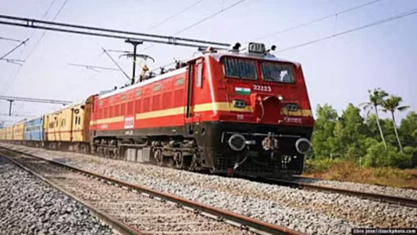 Kerala: Foster mother, daughter fatally hit by train while returning after Pongala preparations in Varkala