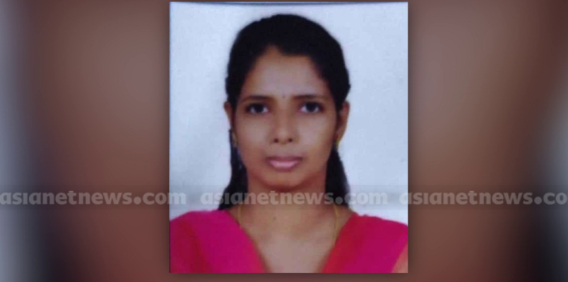 Kozhikodeは学校の先生を支援しました。助けられた学校の先生は自殺サプラ・サプラ・サッペン・サパリーを犯した