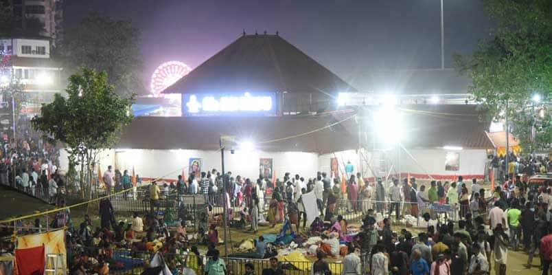 ശിവരാത്രി; ബലിതർപ്പണം നടത്തി ആയിരങ്ങൾ, ഭക്തിസാന്ദ്രമായി ആലുവാ മണപ്പുറം
