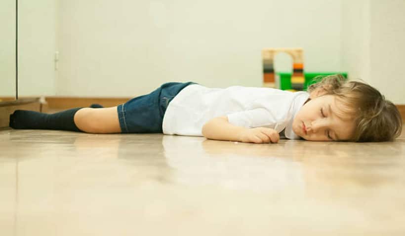 Sleeping on the Floor: రోజూ నేల మీద పడుకుంటే ఏమవుతుందో తెలుసా?