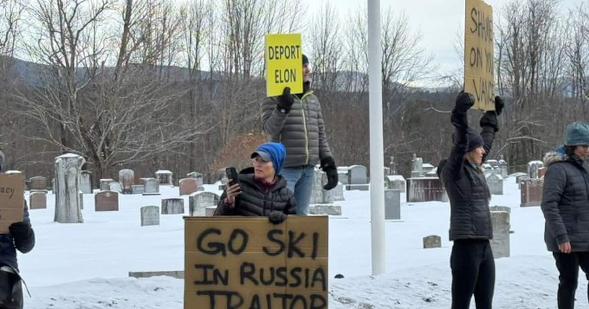 US उपराष्ट्रपति JD Vance का विरोध: परिवार के साथ Ski Trip पर गए वेंस को