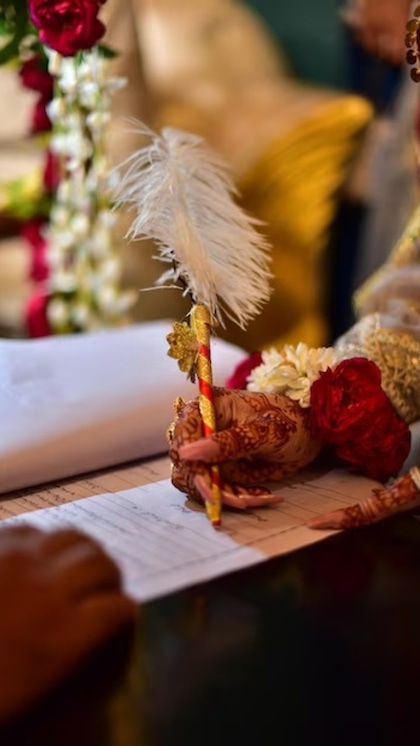 <p>शादी एक गहरा बंधन होता है, लेकिन अगर किसी महिला पर अत्याचार हो रहा है तो उसे कानूनी मदद लेनी चाहिए। शादीशुदा महिलाओं को  मिलें कानूनी अधिकारों के बारे में हर महिला को जानना चाहिए।</p>
