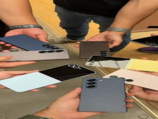 feature-phone-vs-smartphone-benefits-long-battery-life-low-price