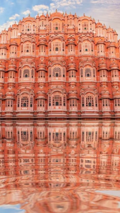 Crowds gather to see Hawa Mahal