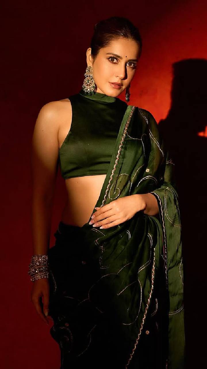 Trending Halter Neck Blouse Designs That Give Classy Look 