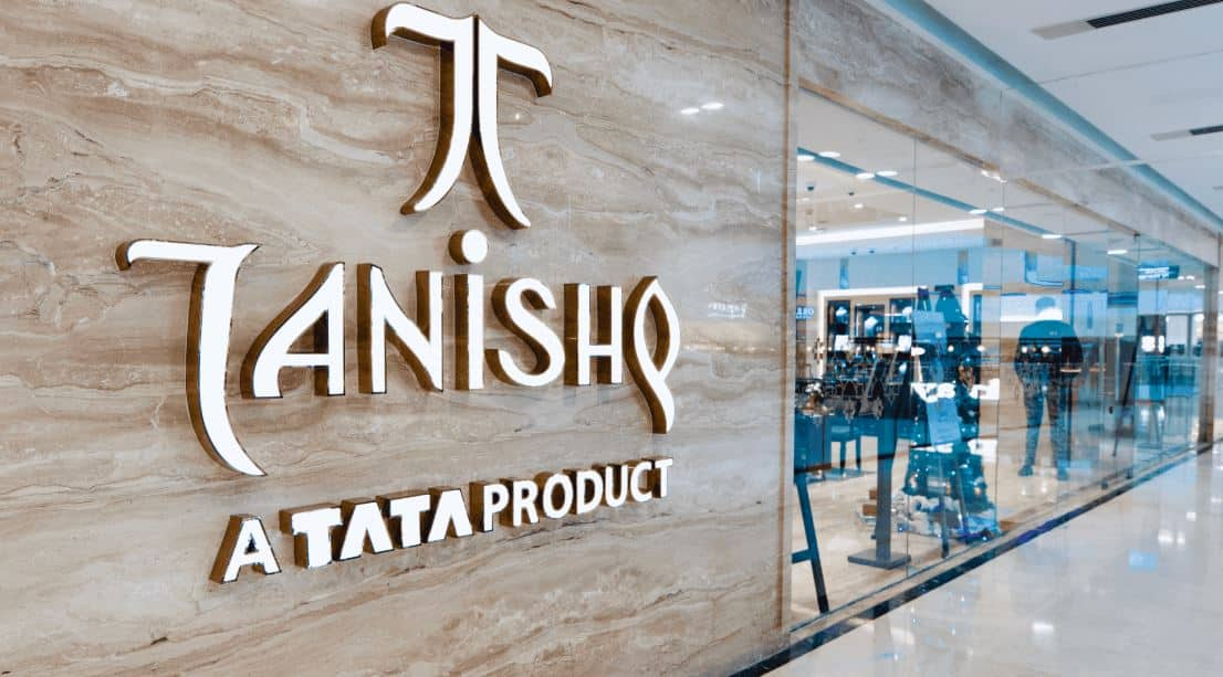 Daring Daylight Robbery in Tanishq Showroom Armed Robbers Steal Valuables Worth 25 Crore