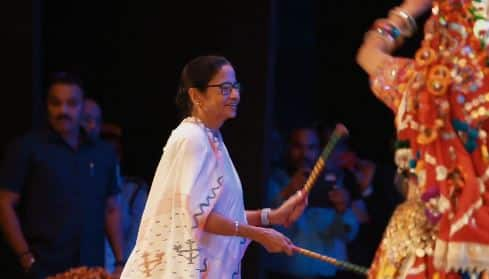 West Bengal CM Mamata Banerjee celebrates Doljatra; dances Bhangra and Dandiya ATG