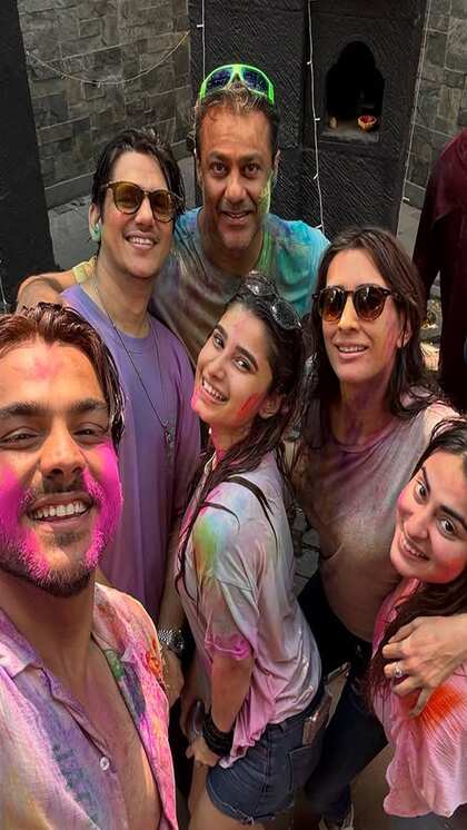 Pragya Kapoor organized the Holi party