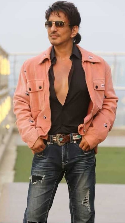 <p>Sajid Nadiadwala fitness: साजिद नाडियाडवाला का वज़न घटाने का नाटकीय बदलाव दिखाता है कि 50 की उम्र के बाद भी फिट रहना संभव है! जानें उनकी फिटनेस यात्रा, डाइट और एक्सरसाइज के रहस्य।</p>
