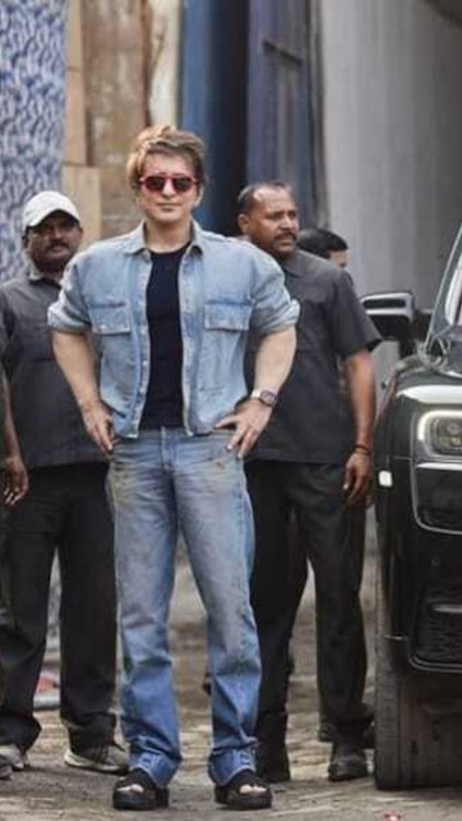 <p>होली पर उनकी पत्नी वर्दा खान ने उनकी तस्वीरें शेयर कीं, जिनमें ब्लैक लो-नेक शर्ट, पीच जैकेट और रिप्ड डेनिम जींस में साजिद का स्टाइलिश लुक और स्लीक पोनीटेल ने फैंस को हैरान कर दिया!</p>
