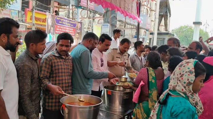 Puneeth Rajkumar's 50th birth anniversary Food distribution by Hospet Appu fans rav