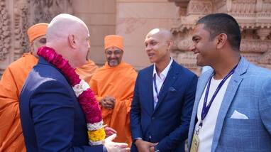 New Zealand PM Christopher Luxon Visits Akshardham Temple With Officials at Delhi in Tamil rsk New Zealand PM Christopher Luxon Visits Akshardham Temple With Officials at Delhi in Tamil rsk