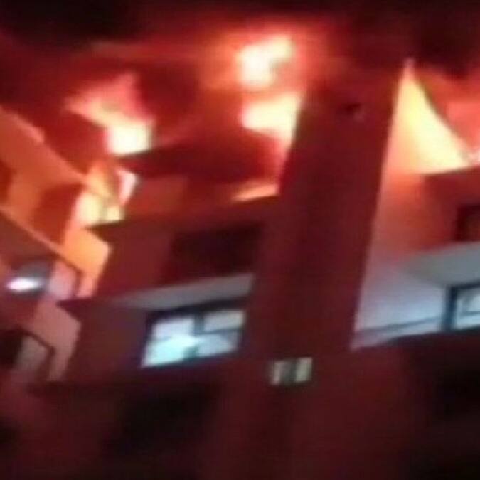 मुंबई के 13 मंजिला बिल्डिंग में लगी आग, जलकर राख हुई कई चीजें, एक सुरक्षा गार्ड की मौत