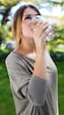 Does drinking water while standing cause knee pain?