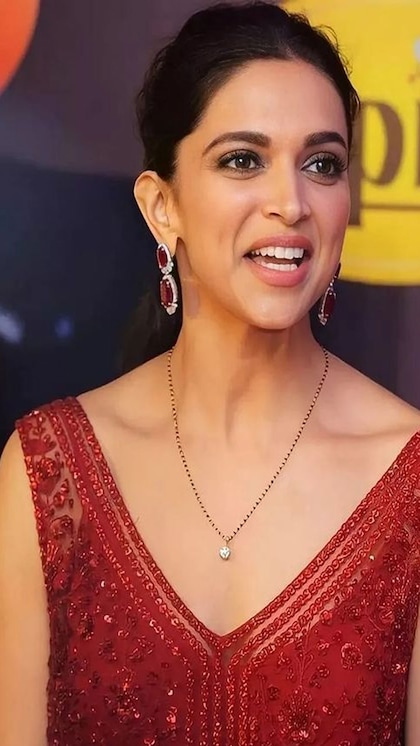 <p>సింపుల్ లుక్ మంగళసూత్రం కావాలంటే దీపికా పదుకొనే వేసుకున్న ఈ డైమండ్ మంగళసూత్రం మంచి ఎంపిక. నార్మల్ స్టోన్ తో కూడా చేయించుకోవచ్చు.</p>
