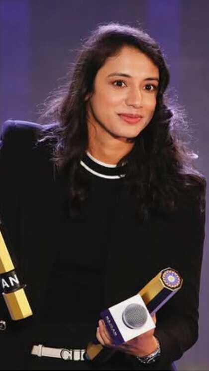<p>స్మృతి మంధానకు విరాట్ కోహ్లీ అంటే ఇష్టం. ఐపీఎల్ లో కింగ్ కోహ్లీ ఆటను ఎక్కువగా చూస్తారు. </p>
