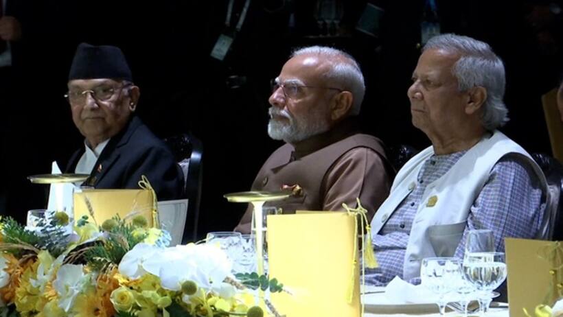 మోదీ యూనుస్ పక్కపక్కనే కూర్చుని భోజనం...  థాయిలాండ్ లో అసలేం జరుగుతోంది?