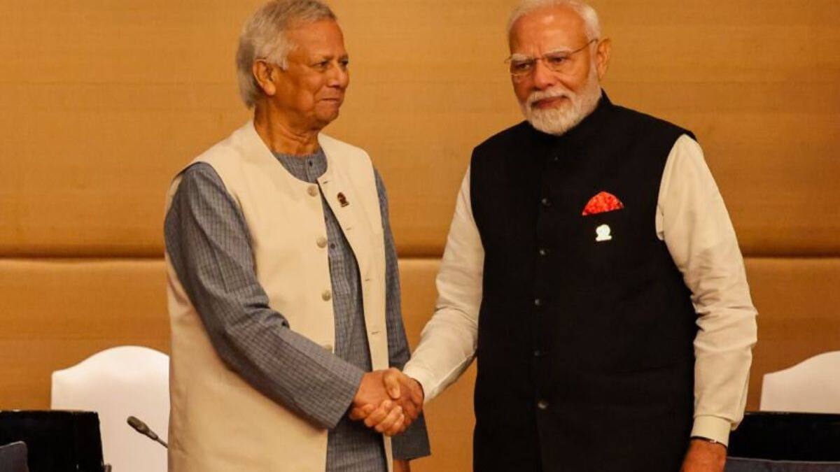 पीएम मोदी और बांग्‍लादेश के मोहम्‍मद यूनुस के बीच मुलाकात