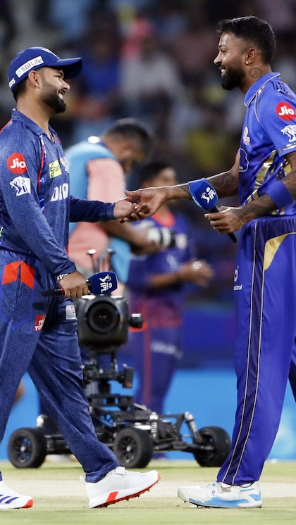 <p>IPL 2025 16వ మ్యాచ్‌లో ముంబై ఇండియన్స్ కెప్టెన్ హార్దిక్ పాండ్యా టాస్ గెలిచి మొదట బౌలింగ్ చేయాలని నిర్ణయించుకున్నాడు. లక్నో సూపర్ జెయింట్స్ మొదట బ్యాటింగ్ కు దిగింది.</p>
