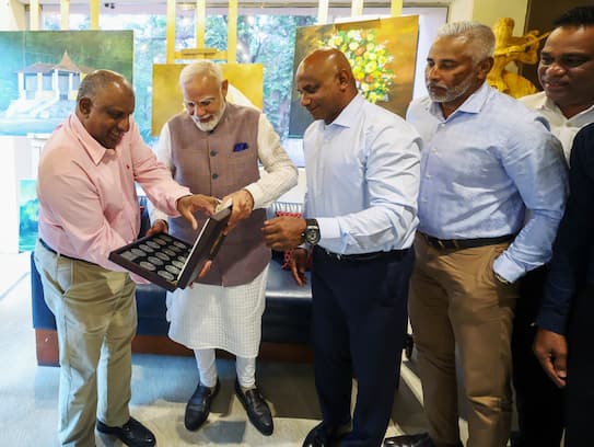 PM Narendra Modi Interacted with 1996 Cricket World Cup Winning Sri Lankan Heroes at Colombo in Tamil rsk