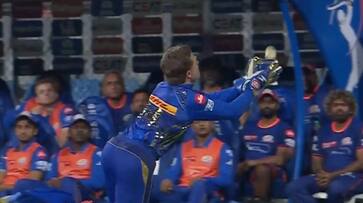 Viral Video Wicketkeeper Ryan Rickelton Takes Stunning Boundary Catch in MI vs RCB Match Viral Video Wicketkeeper Ryan Rickelton Takes Stunning Boundary Catch in MI vs RCB Match