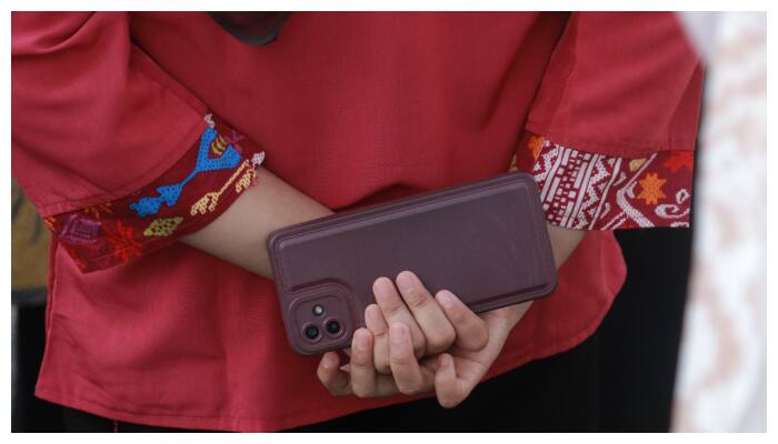 smuggling  mobile phone