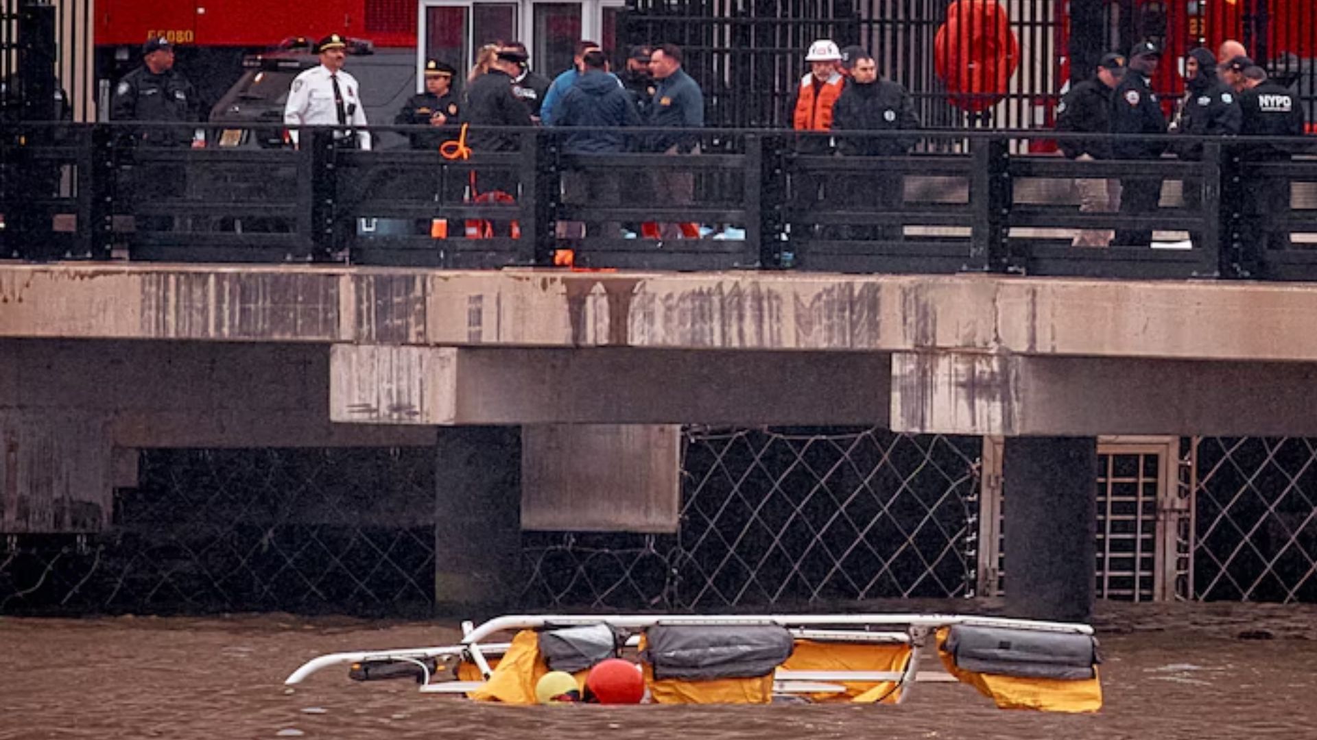 न्यू यॉर्क के हडसन नदी में गिरा हेलीकॉप्टर, छह लोगों की मौत - helicopter crashes into hudson river reuters citing new york city police - Asianet News Hindi
