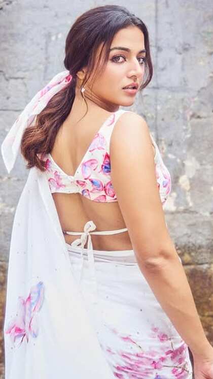ఈ బ్లౌజ్ డిజైన్స్ ఏ చీరలకైనా సూపర్ గా ఉంటాయి!