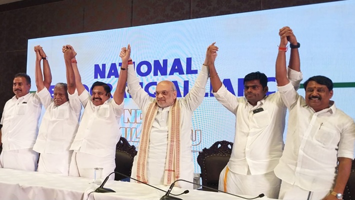 AIADMK-BJP के बीच गठबंधन की घोषणा के बाद अमित शाह और अन्य नेता। AIADMK-BJP के बीच गठबंधन की घोषणा के बाद अमित शाह और अन्य नेता।