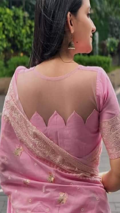 <p>ట్రెండీ లుక్ కావాలంటే ఇలాంటి డిజైనర్ హై నెక్ బ్లౌజ్‌లు వేసుకోండి. ఇవి చెమట, చిరాకు నుంచి ఉపశమనం కలిగిస్తాయి. అందంగా కూడా కనిపిస్తారు.</p>

