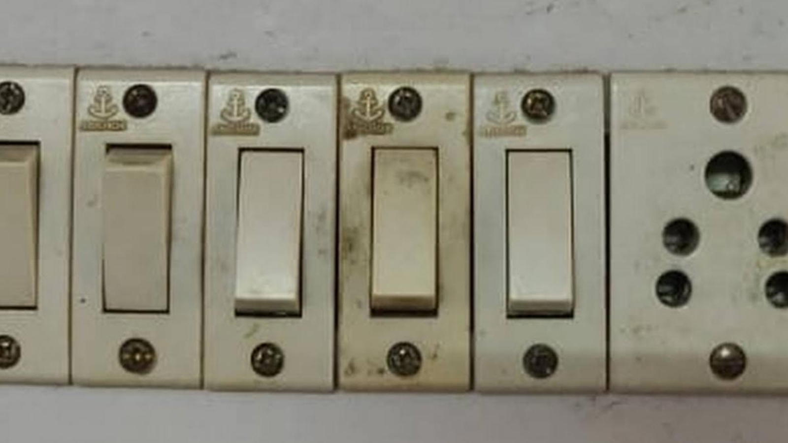 इलेक्ट्रिक बोर्डची स्वच्छता इलेक्ट्रिक बोर्डची स्वच्छता