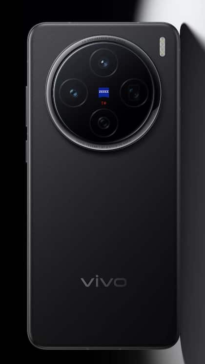 <p>6.67-అంగుళాల 10-బిట్ OLED డిస్‌ప్లే కలిగి ఉంది. 5,800mAh బ్యాటరీ, 90W వైర్డ్ ఛార్జింగ్‌తో వస్తుంది.</p>
