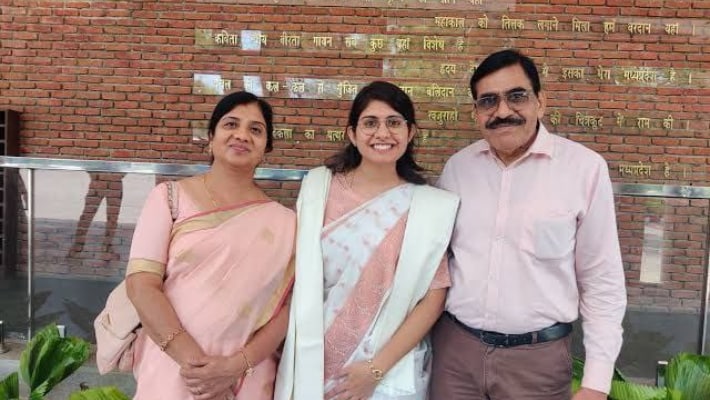 Aradhana Chauhan IAS Success Story Inspired by 12th Fail Movie iwh