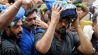 స్నేహితుడి కోసం ఇరుముడి కట్టుకుని శబరిమల వెళ్లిన హీరో కార్తీ, ఆ ఫ్రెండ్ ఎవరో తెలుసా.. వైరల్ ఫొటోస్ 