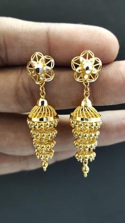 <p>పువ్వు డిజైన్ చెవి రింగులు కూడా 2 గ్రాములలో తయారవుతాయి. ఇందులో జాలీదార్ పువ్వు డిజైన్‌తో పాటు చిన్న బంగారు ముత్యాల లాకెట్ ఉంది. </p>
