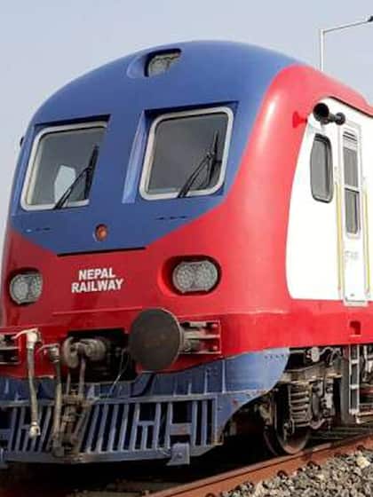 <p>DEMU ఫుల్ ఫాం డీజిల్ ఎలక్ట్రిక్ మల్టిపుల్ యూనిట్. అంటే ఇది డీజిల్ ఇంజిన్ ద్వారా నడుస్తుంది. చిన్న, దూర ప్రయాణాలకు DEMU రైళ్ళు ఉపయోగిస్తారు.</p>
