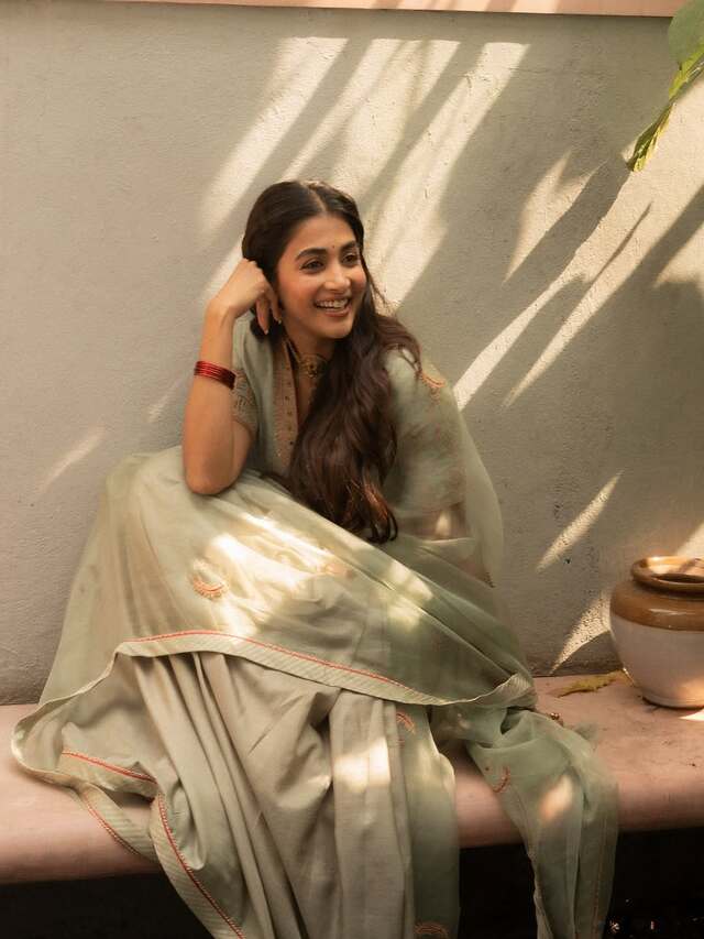 Pooja Hegde look gorgeous in vintage look pav