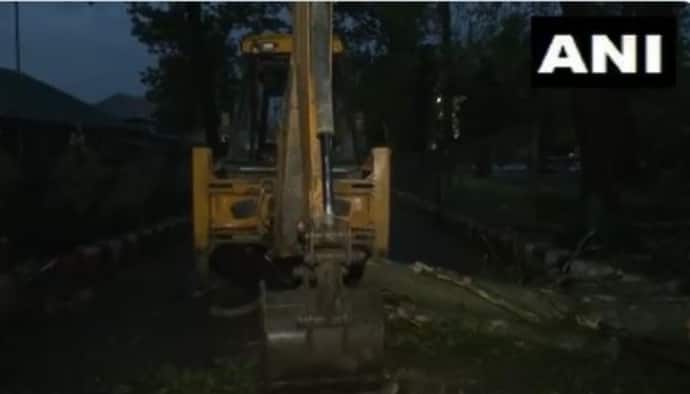 J-K: CRPF jawan injured as tree falls on bunker in Srinagar