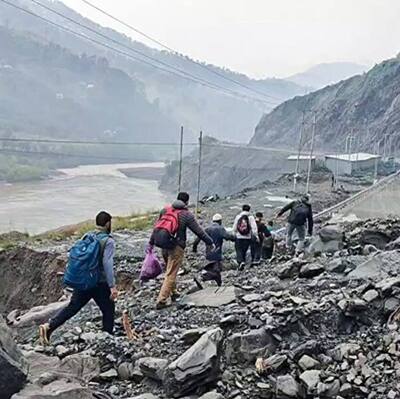 Uttarakhand: ఉత్తరాఖండ్‌ లో విరిగిపడ్డ కొండచరియలు..చిక్కుకుపోయిన వందలాది మంది యాత్రికులు