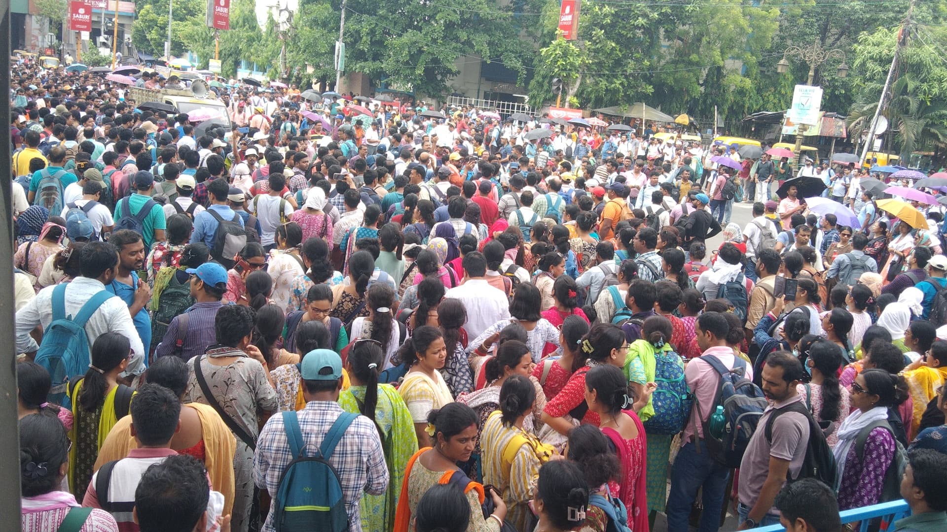 চাকরিহারাদের পাশে মুখ্যমন্ত্রী চাকরিহারাদের পাশে মুখ্যমন্ত্রী