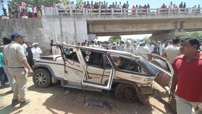 मध्य प्रदेश में दर्दनाक सड़क हादसा, पुल से गिरा बोलेरो मध्य प्रदेश में दर्दनाक सड़क हादसा, पुल से गिरा बोलेरो