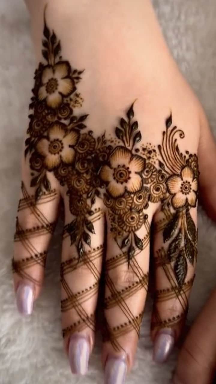 Classy Pakistani style mehndi designs