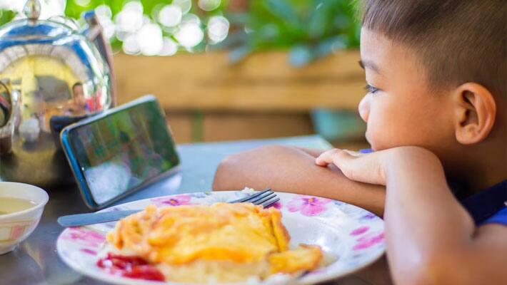 kids eating food 