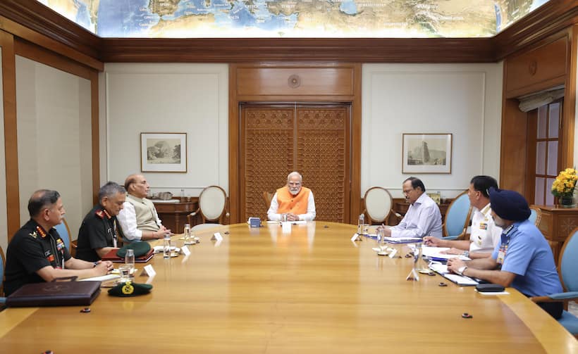 రక్షణ మంత్రితో ప్రధాని మోదీ సమావేశం... అసలేం జరుగుతోంది? 