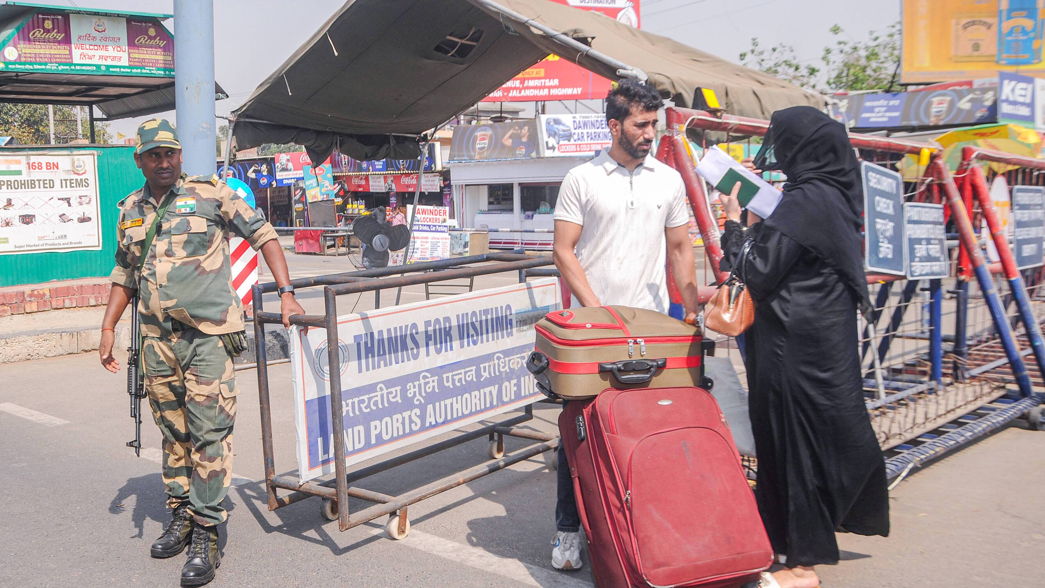 Pakistani nationals reach the Attari border 