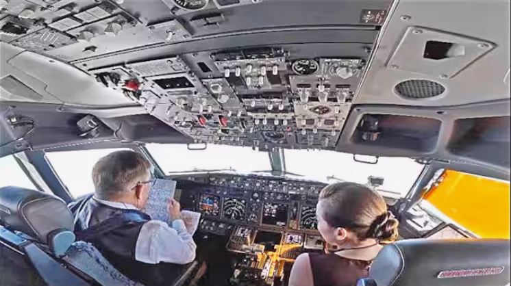 Pilot King Thailands Monarch Flies Boeing 737 to Bhutan with Queen Suthida
