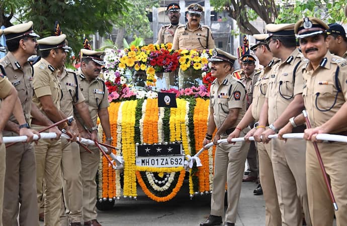 मोठ्या संख्येने पोलिस अधिकारी, कर्मचारी उपस्थित होते.