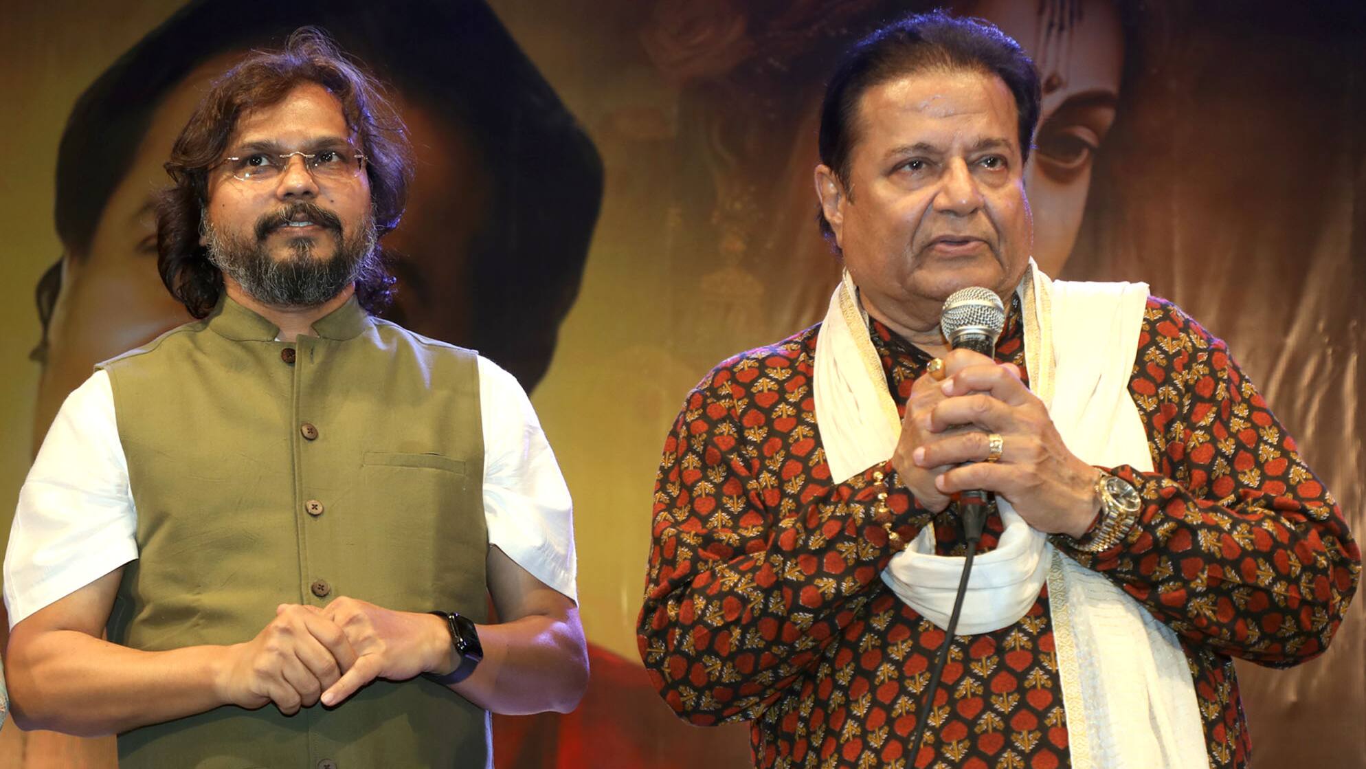 अनुज जलोटा यांच्यासह कुमार.