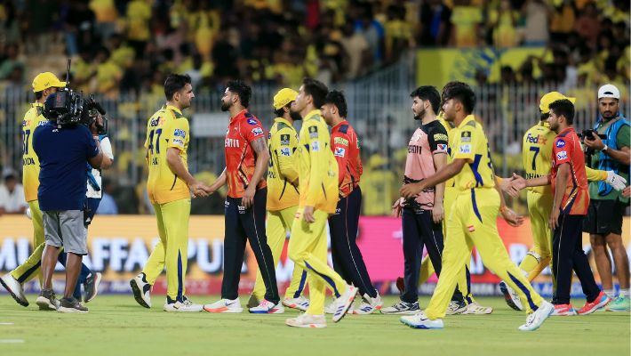 CSK प्लेऑफ की रेस से बाहर CSK प्लेऑफ की रेस से बाहर